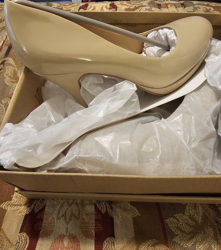 LADIES BEIGE PUMPS