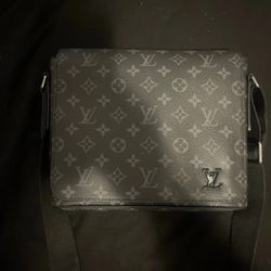 *Send Best Offer* Louis Vuitton messenger bag