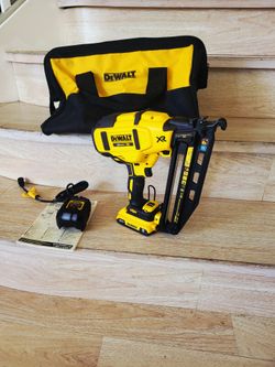 Dewalt 20V MAX XR 16-Gauge Electric Cordless Angled Finishing Nailer Kit (1) 20v 2ah battery/charger