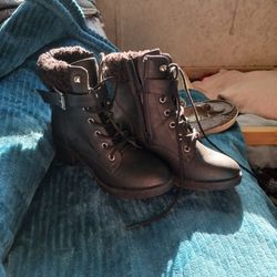 Black Leater Lace UP BOots WITH buckles And Zippers. Small Heel And Warm U.