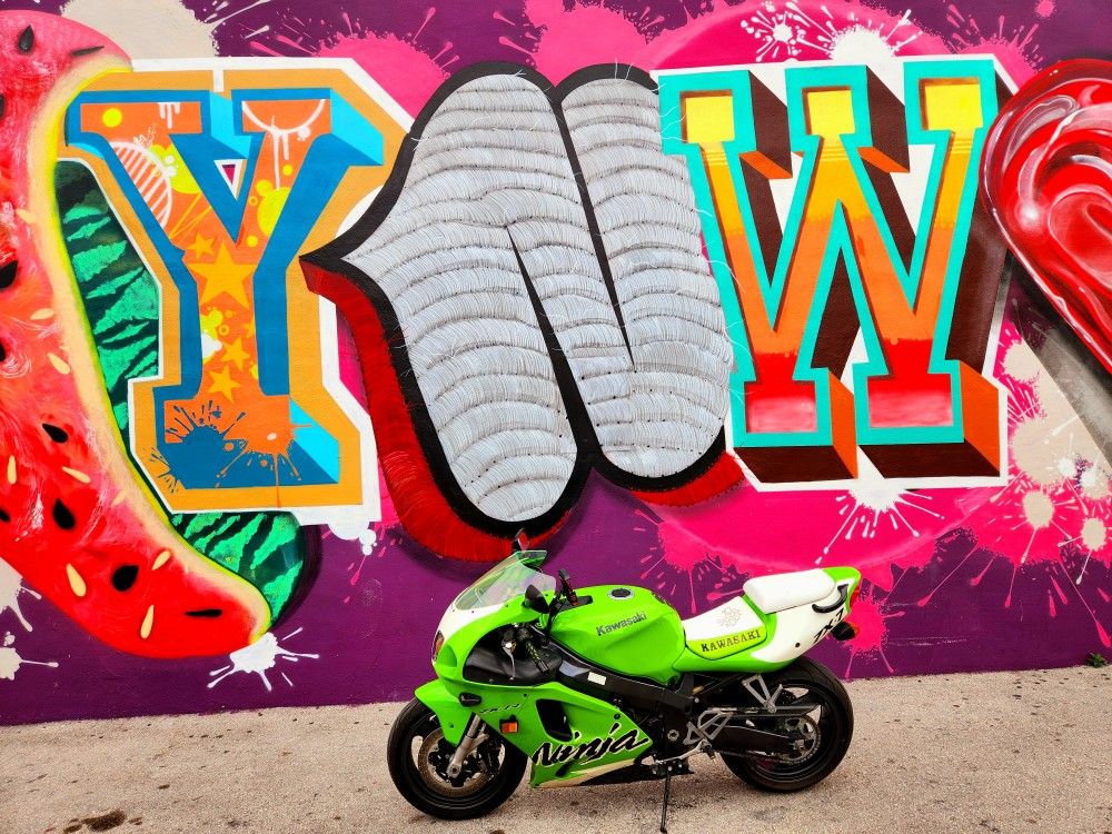 Ninja Kawasaki ZX7R. Year 2000