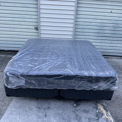 King Sealy mattress, boxspring & medal frame (Delivery available!)