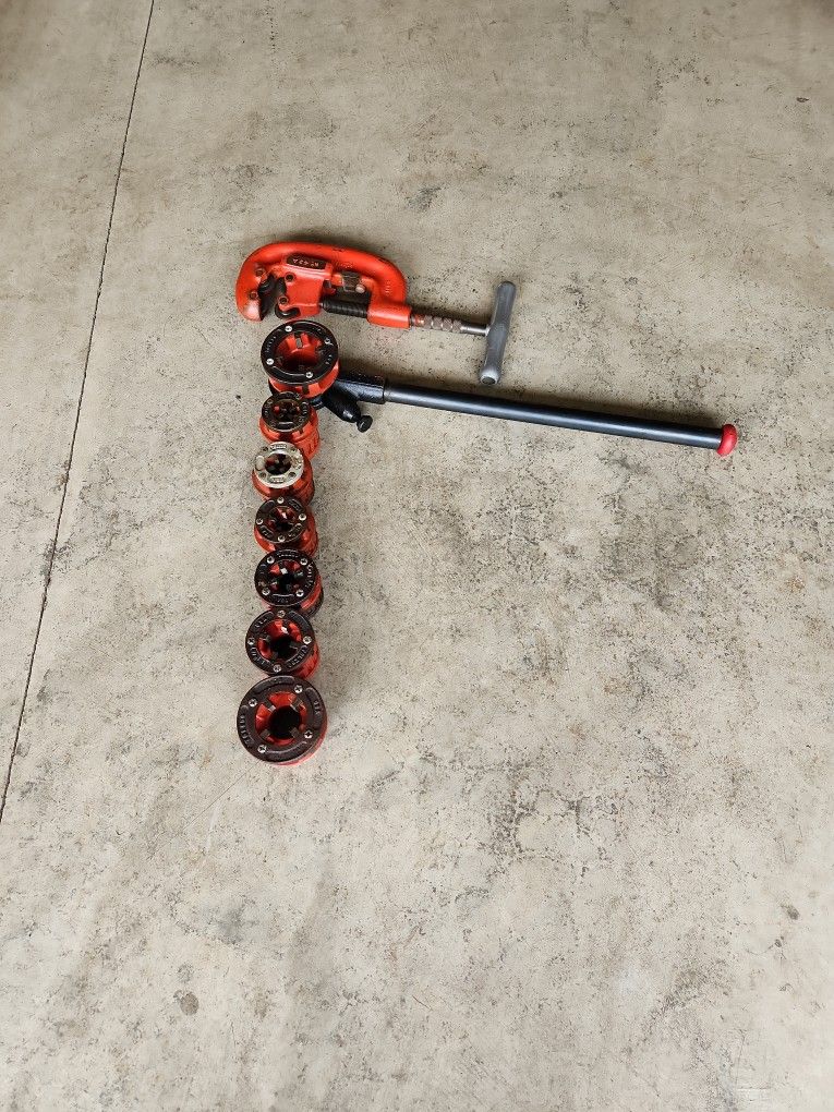Rigid pipe cutter and die set. 1/8 Inch through one and a quarter inch.