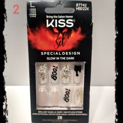 ☠️ KISS - Boo ☠️ Limited Edition Nails ~ Glow In The Dark *NIB*