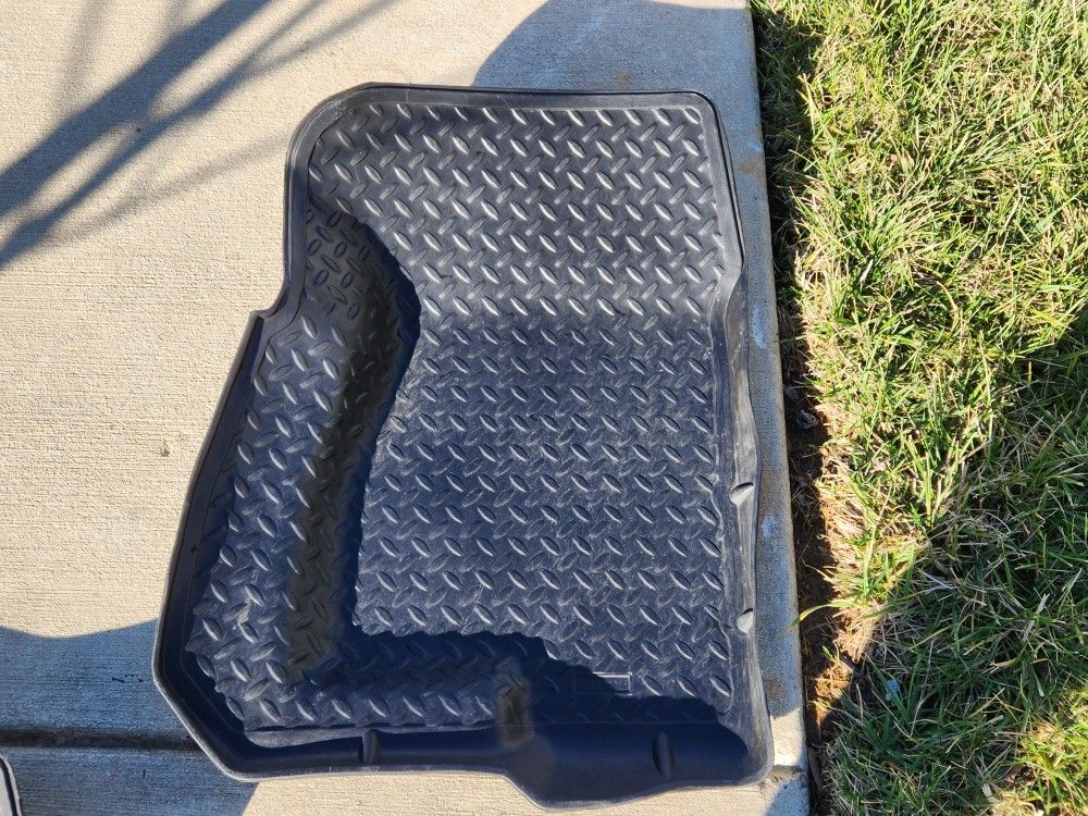 HUSKY LINERS CLASSIC STYLE SERIES 02-06 CHEVY AVALANCHE, 04-06 SILVERADO/SIERRA LASER CUT FITTED FLOOR MATS