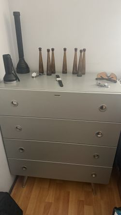 Bedroom droar and dressers