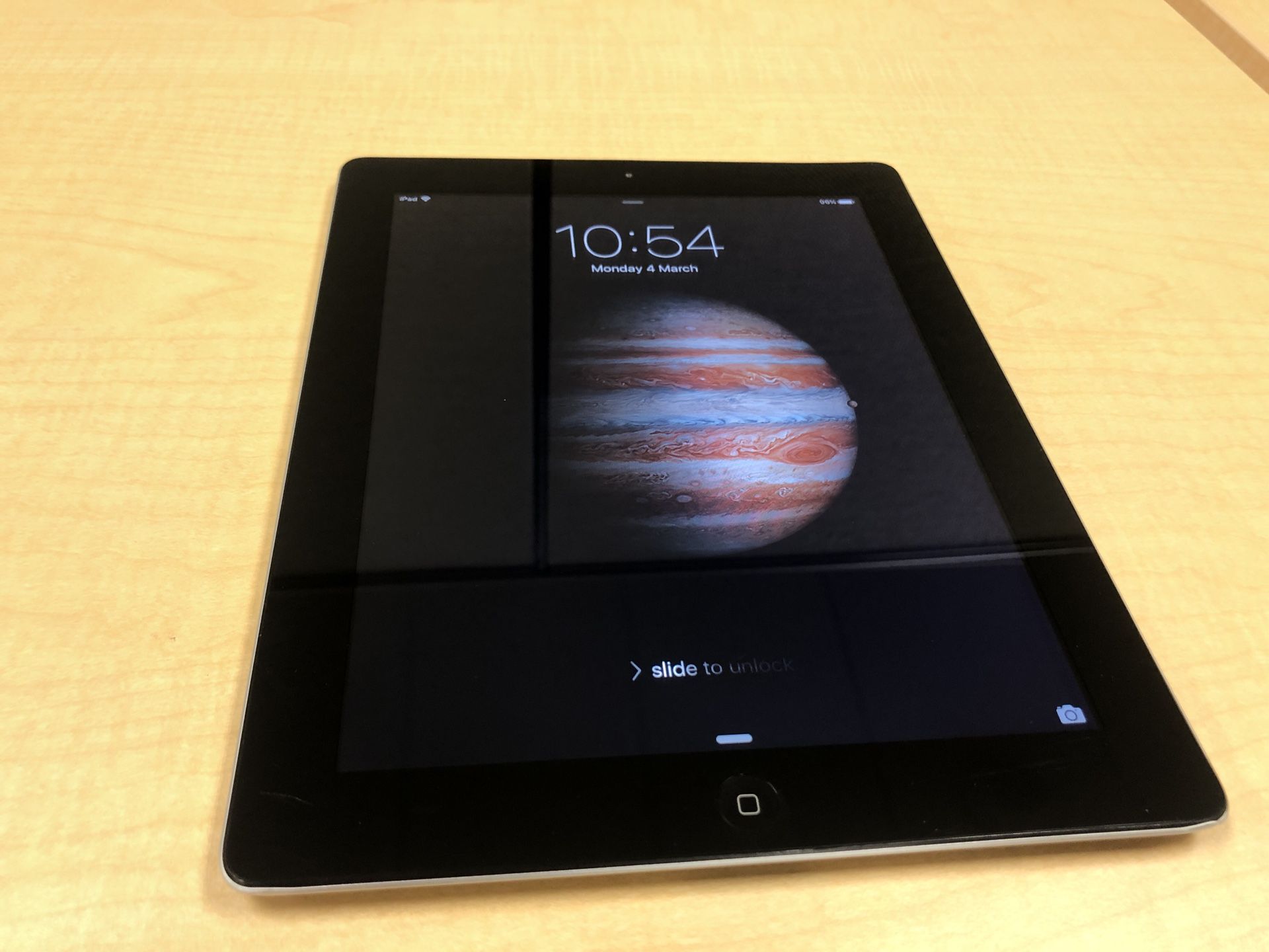 Apple iPad 2 16GB, WiFi, Bluetooth (Silver /Black) Perfect
