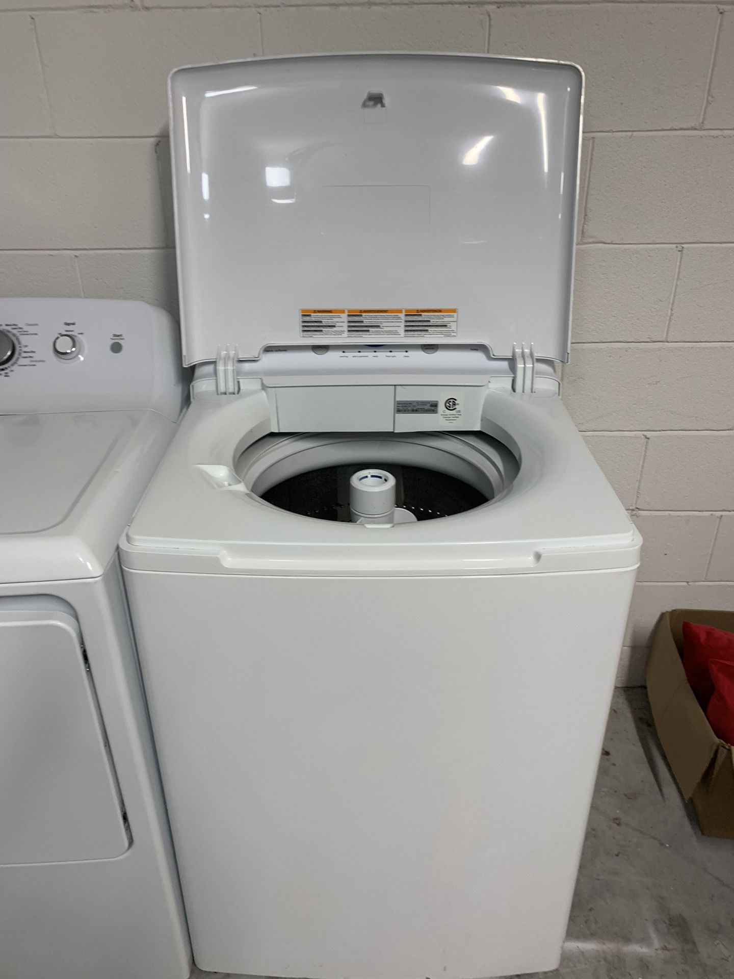 Frigidaire Super Capacity Heavy Duty Washer & GE Electric Dryer Set