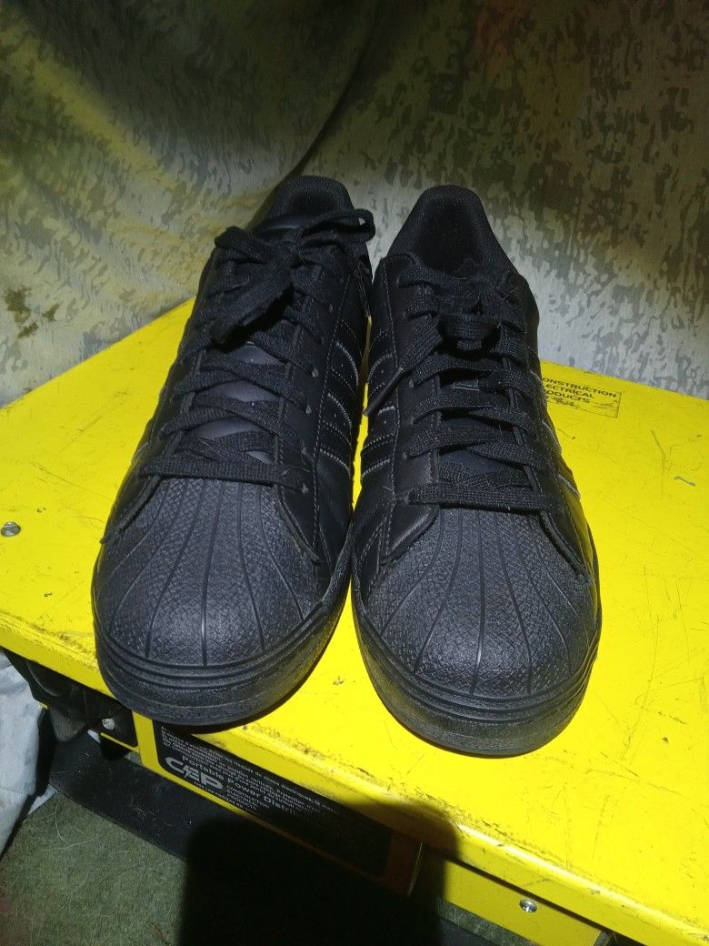 Superstar Black sheltos
Size 13