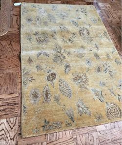 Beautiful Hand Knotted 4 x 6 Wool Area Rug