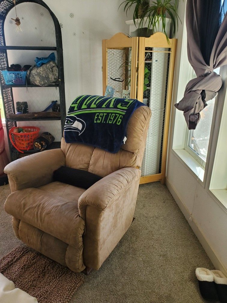 2 Lazy Boys Recliners