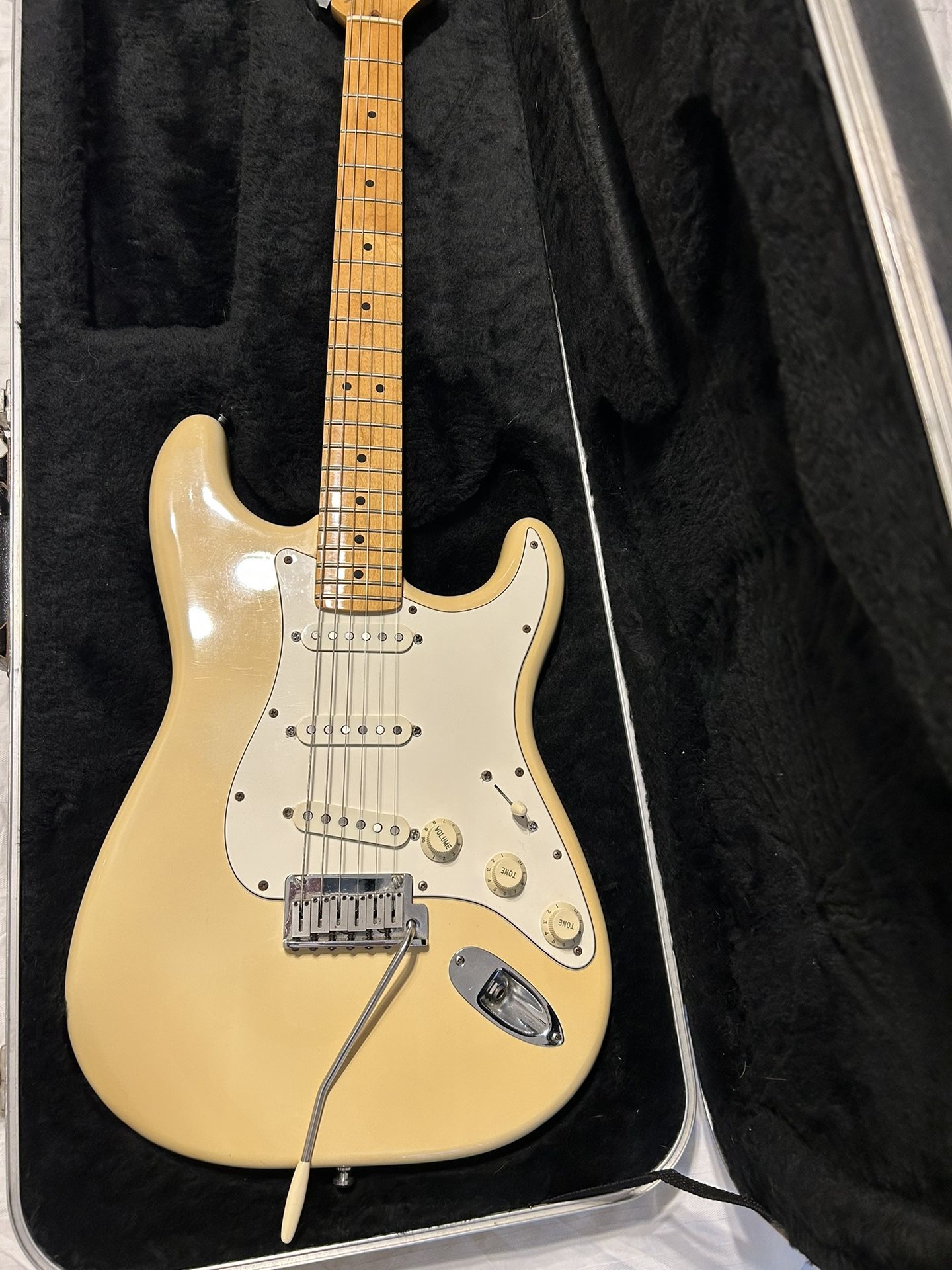 1982 FENDER STRATOCASTER  ( Dan Smith)