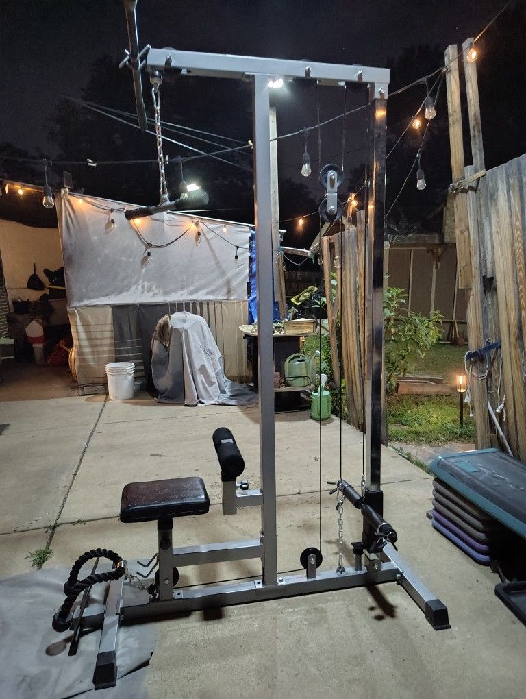 Lat pulldown machine workout equipment
