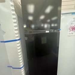  LG 8.6-cu ft Counter-Depth 22-in Wide Top-Freezer Refrigerator (black) ENERGY STAR Certified