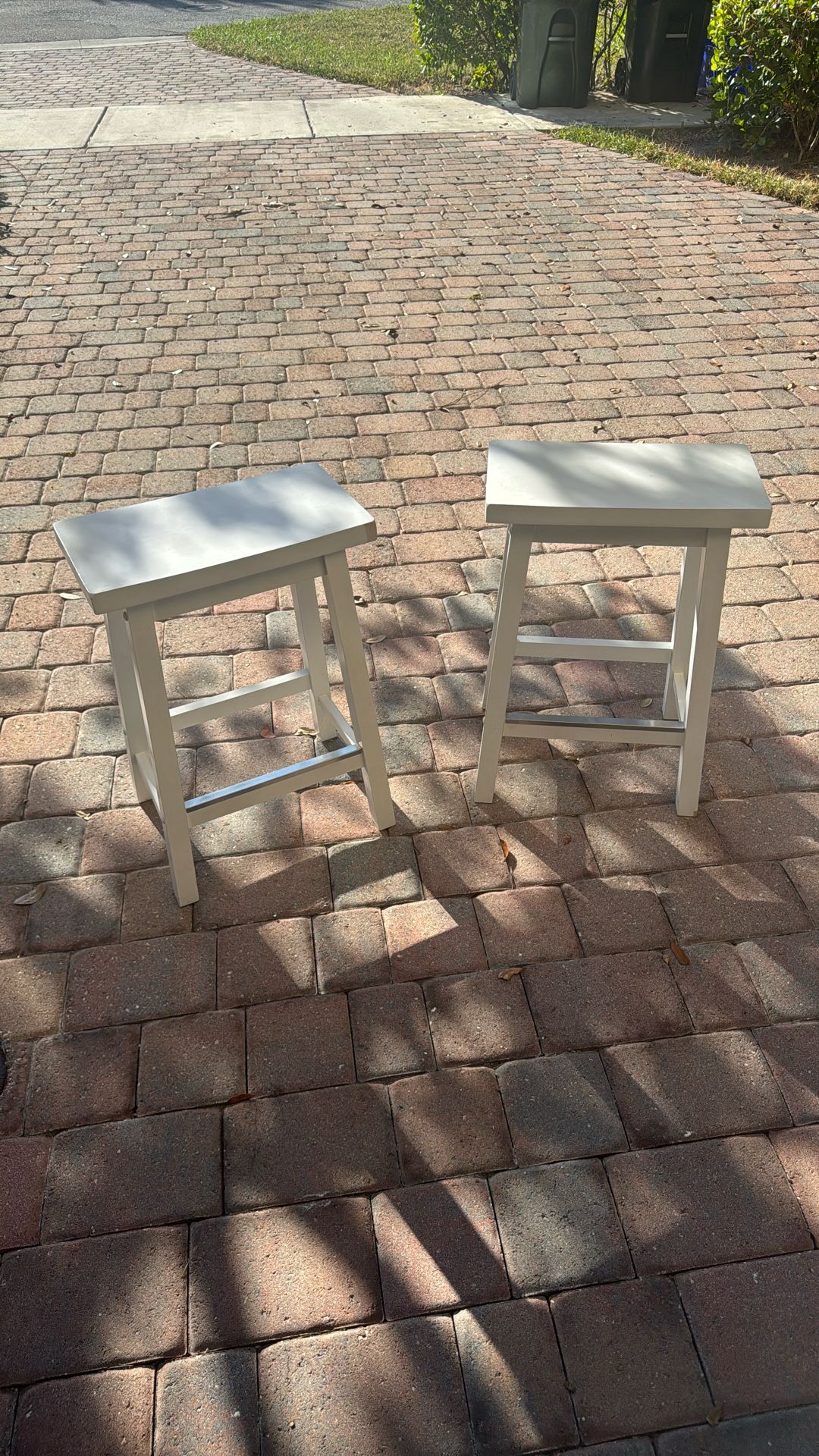 Set of 2 White Barstools – Like New!