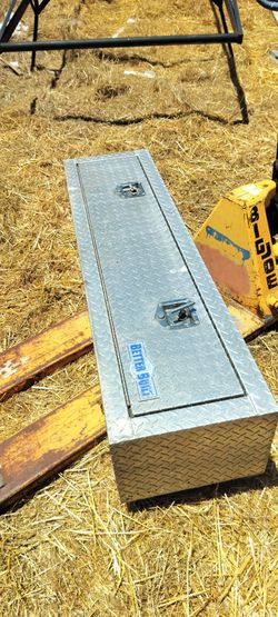 Truck tool box