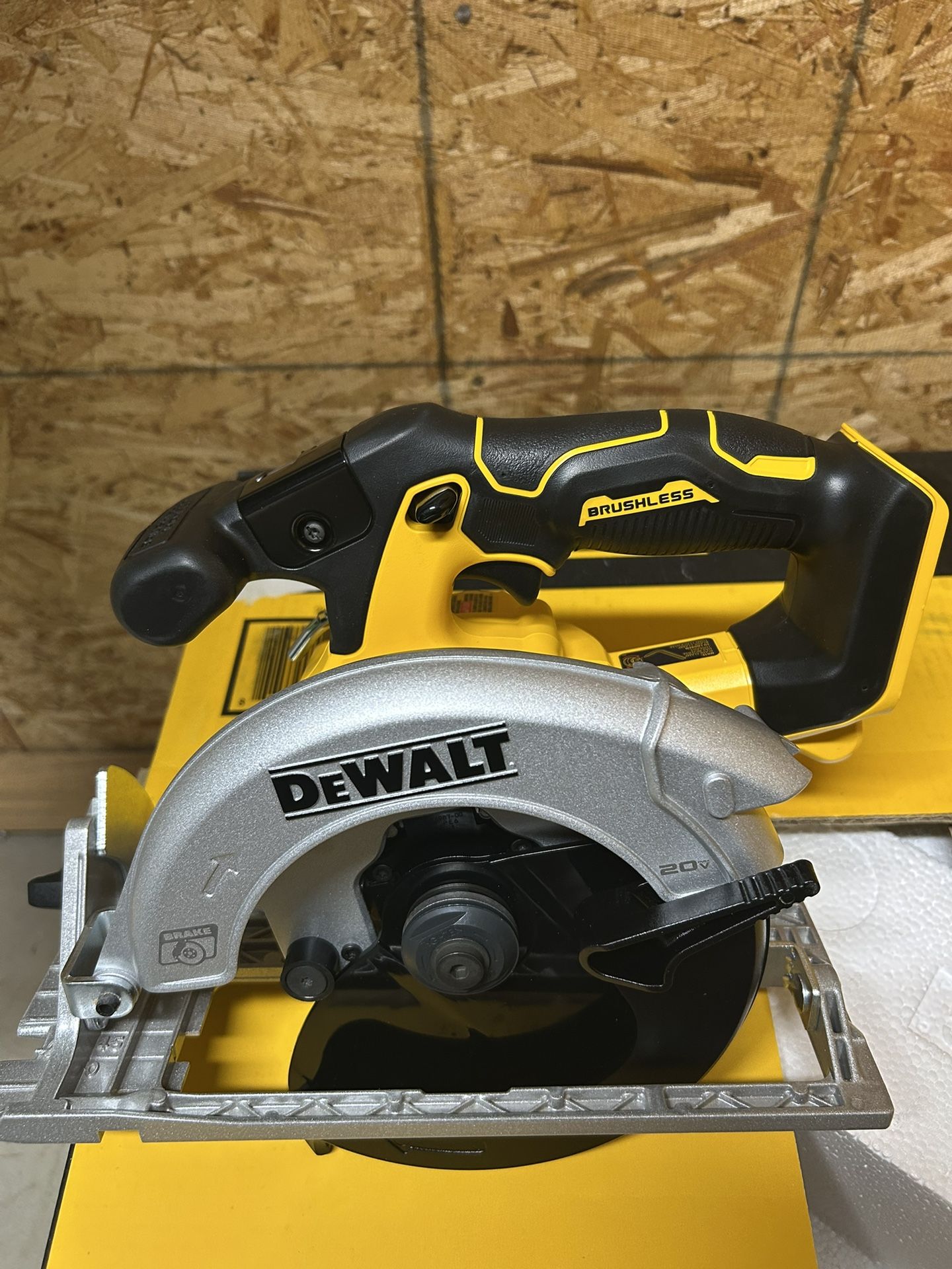 DEWALT 20V MAX Cordless Brushless 6-1/2 in. Sidewinder Style Circular Saw (Tool Only)