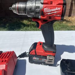 MILWAUKEE M18 FUEL HAMMER DRILL WITH 2)5.0AH  BATTERIES AND CHARGER 