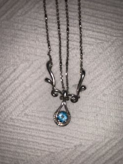 White gold and blue sapphire necklace