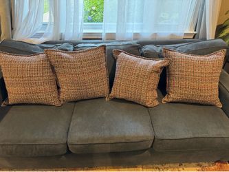 4 decorative pillows