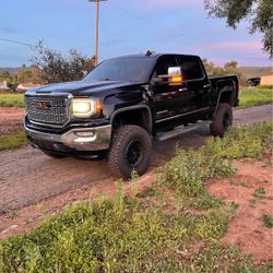 2017 GMC Sierra (Classic) 1500 Crew Cab · SLT Pickup 4D 5 3/4 ft
