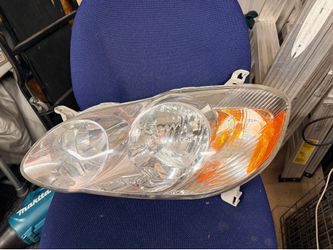 2004-2008 Toyota Corolla Driver side headlight OEM