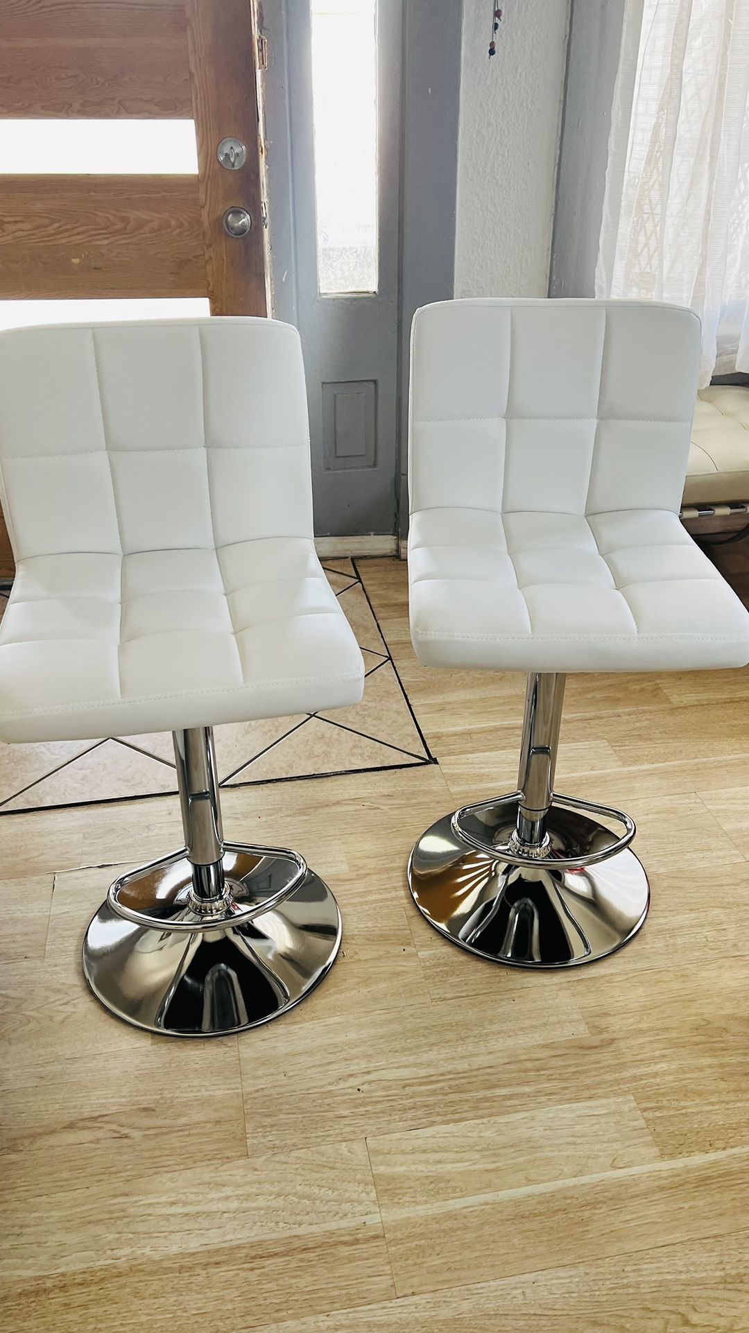Nuevos Bar Stools Par 150
