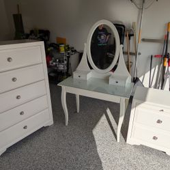 White 3 Piece Bedroom Set - Pick Up Only