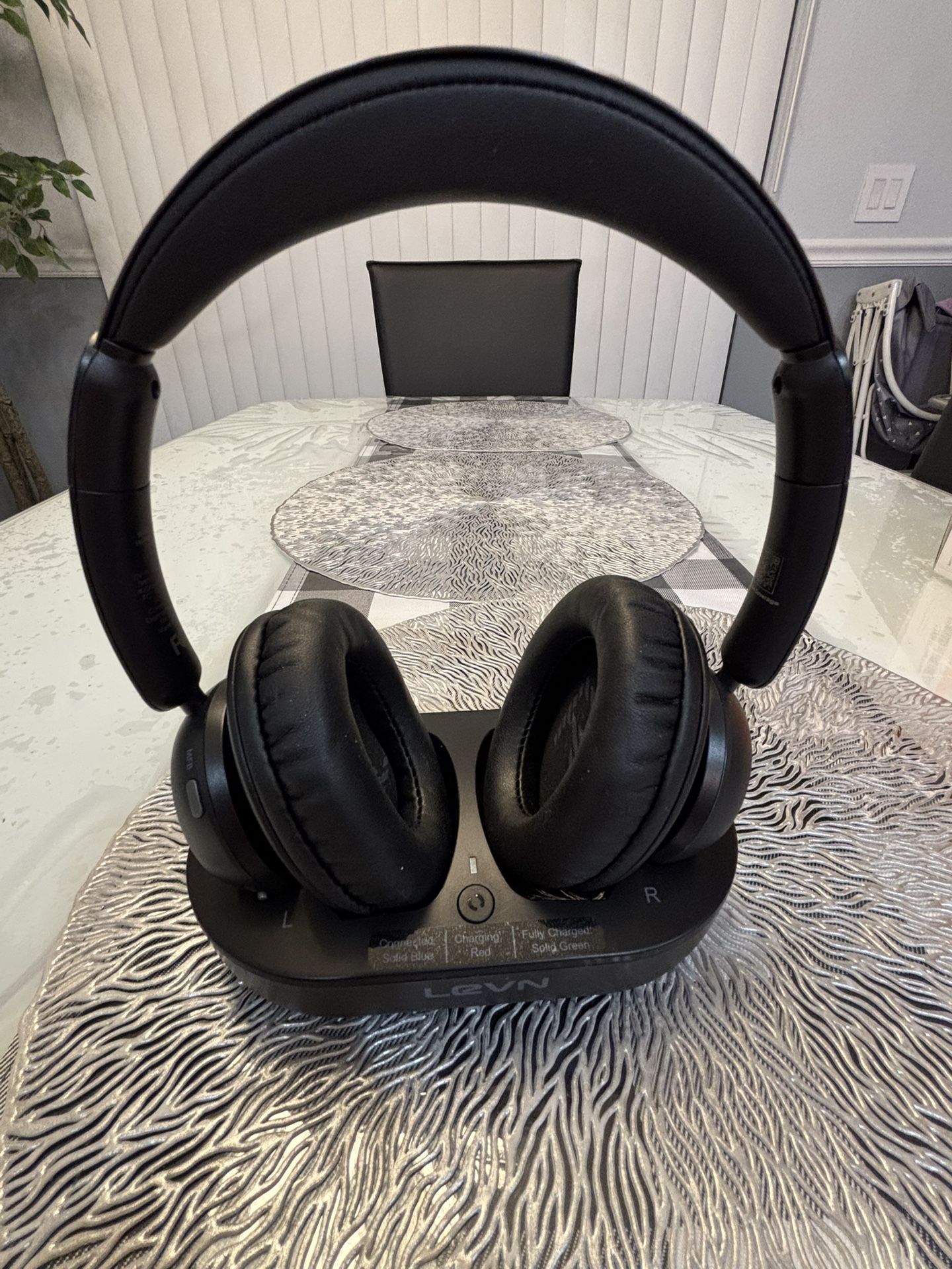 Bluetooth Headphone LEVN LE-HS018 — Wireless + Dock Station