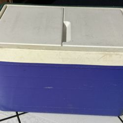 Igloo Picnic Basket  (Brand Name) Cooler $10 With Flip Up Lids