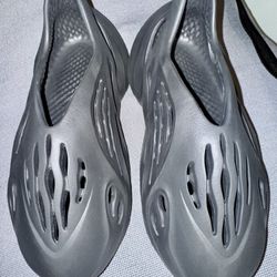 Black Adidas Yeezy foam runners size 7