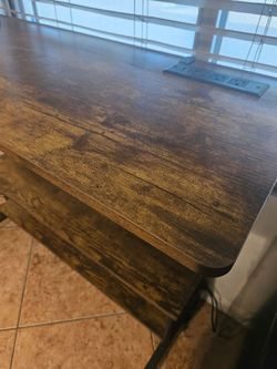 Like new Desk 🔌outlet and USB connection 🔌. 45" Lengh