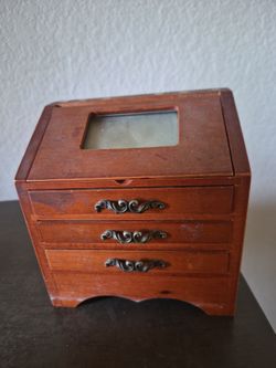 Little wooden dresser