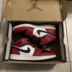 2020 Air Jordan 1 Mid GS 'Chicago Black Toe'. Size 5.5