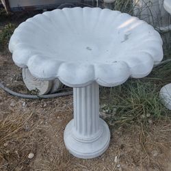 Cottage Campana Birdbath