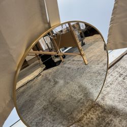 Round Wall Mirror – Matte Gold Frame, Versatile & Elegant