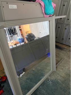 Dresser w mirror and chest of drawers