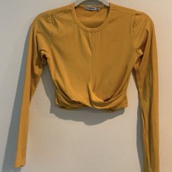 Women’s Crop Top Mustard Yellow Long Sleeve Size Large brand Stradivarius 