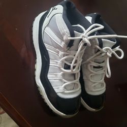 Size 1.5Y Kids Jordan  Sneakers  In Like New Condition 