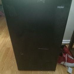 SMALL HAIER REFRIGERATOR WITH FREEZER 