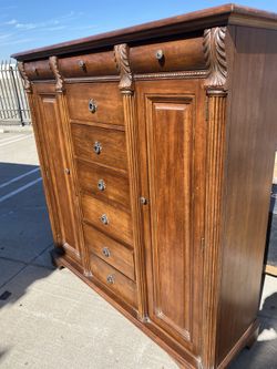 2 Dressers & An Entertainment Center For Sale