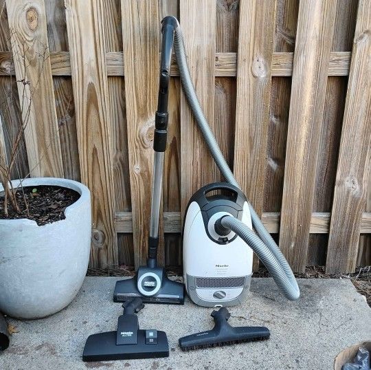 Miele Classic C1 Cat Dog Pet Canister Vacuum Cleaner
