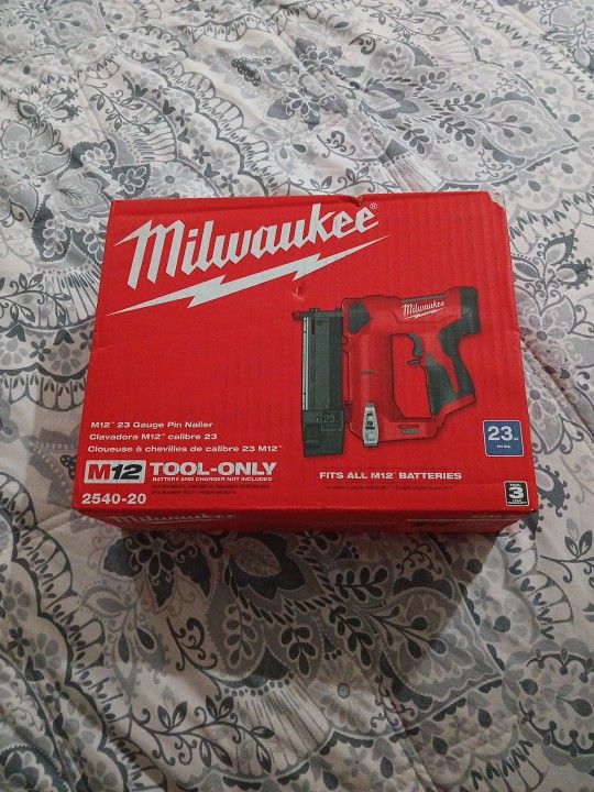 Milwaukee M12 23 Gauge Pin Nailer