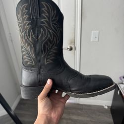 black ariat boots