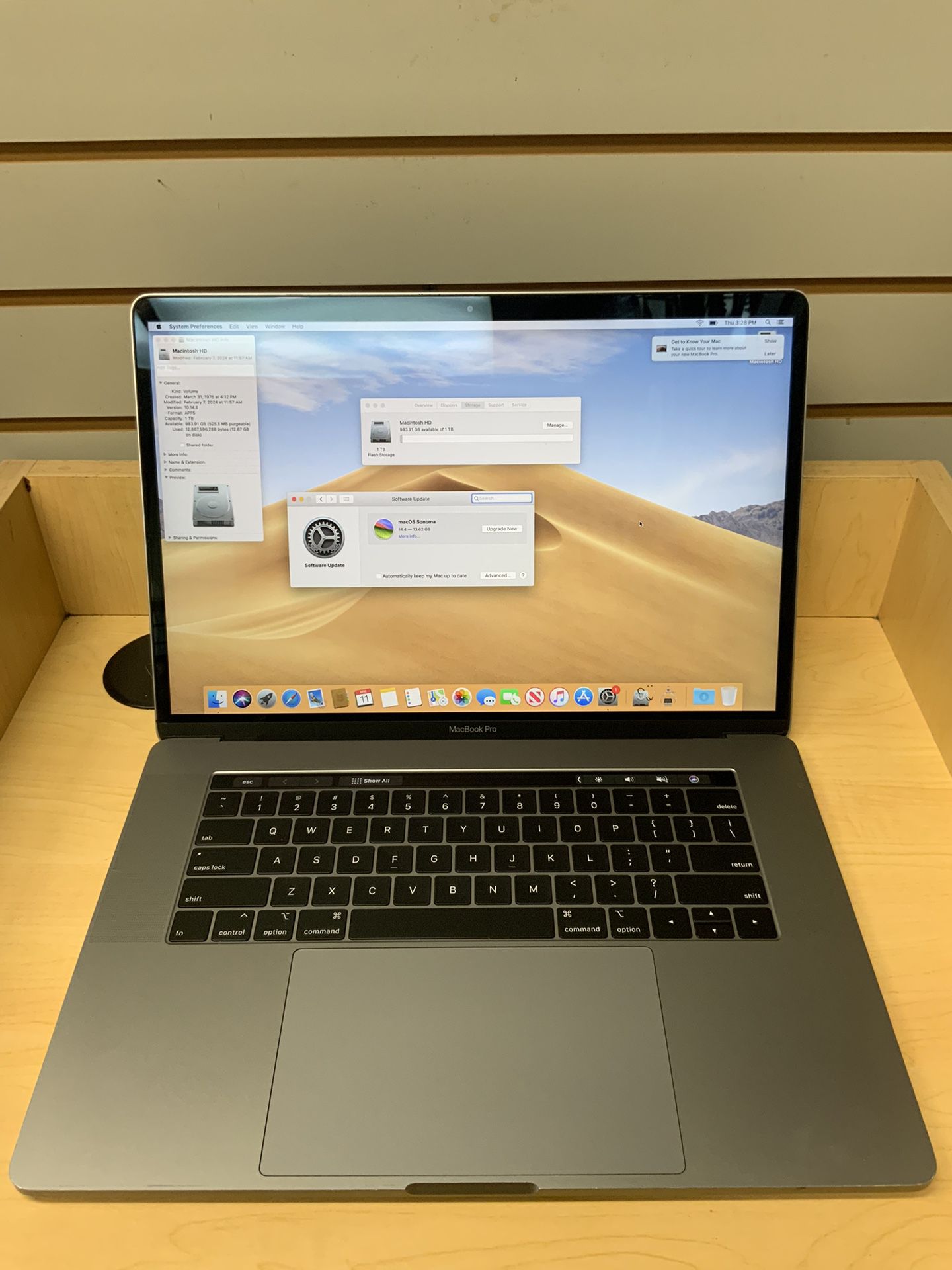 Apple MacBook Pro 15” 2019 2.4 GHz 8 - Core i9 1TB SSD Radeon Pro Vega 20 32GB RAM