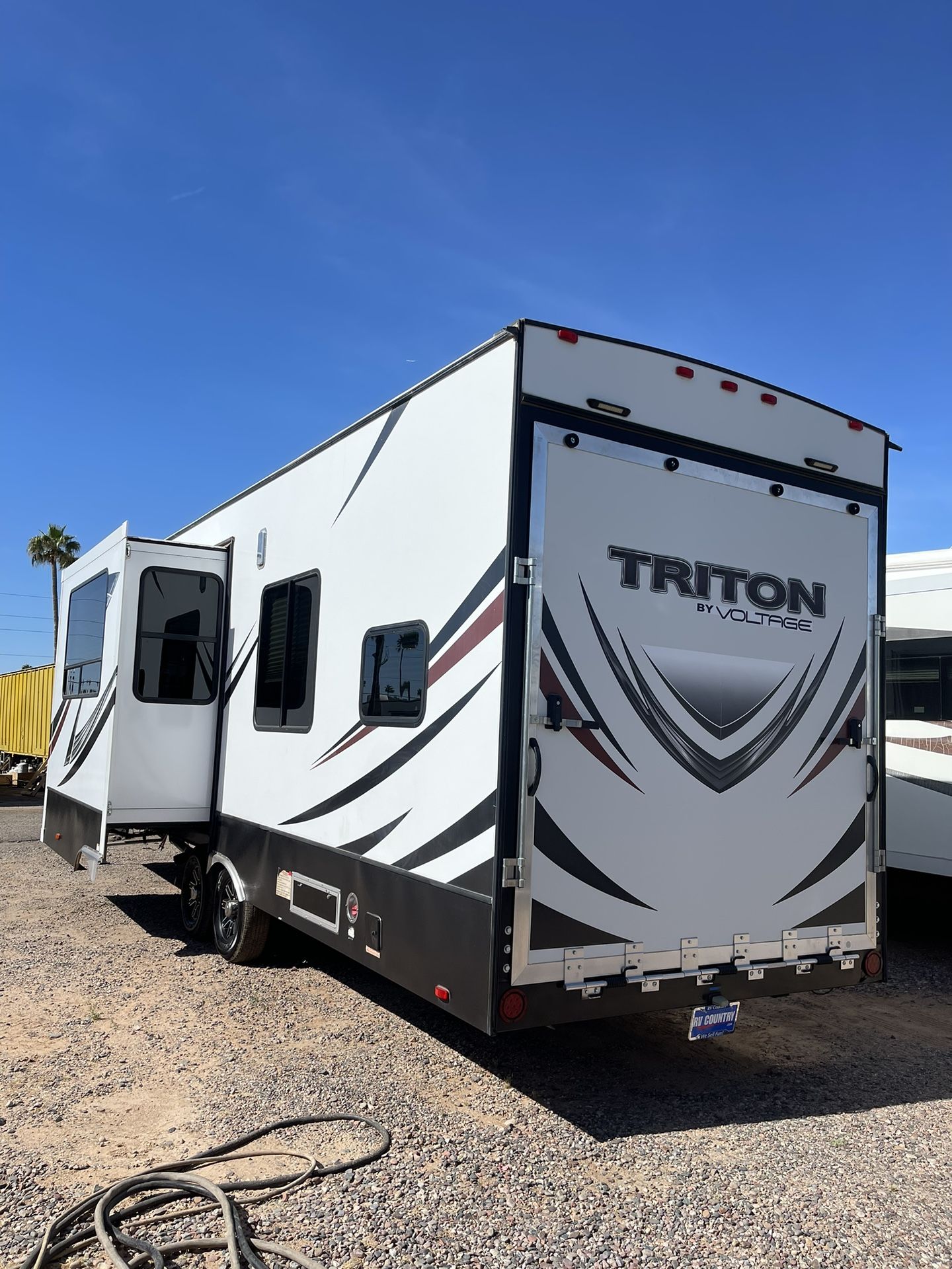 Fifth Wheel Toy Hauler Voltage