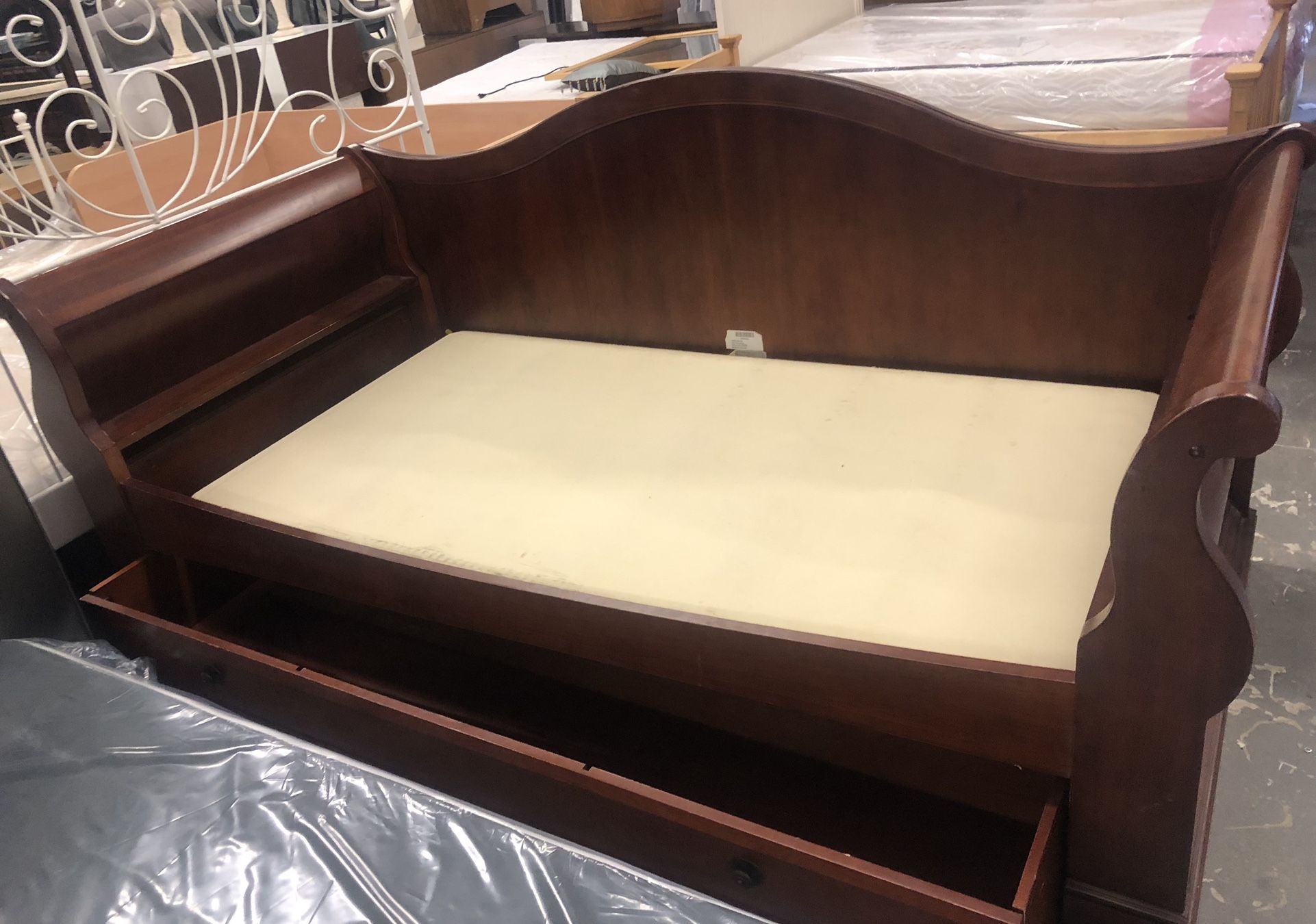Beautiful Solid Wood Twin Size Trundle  Sleigh Bed