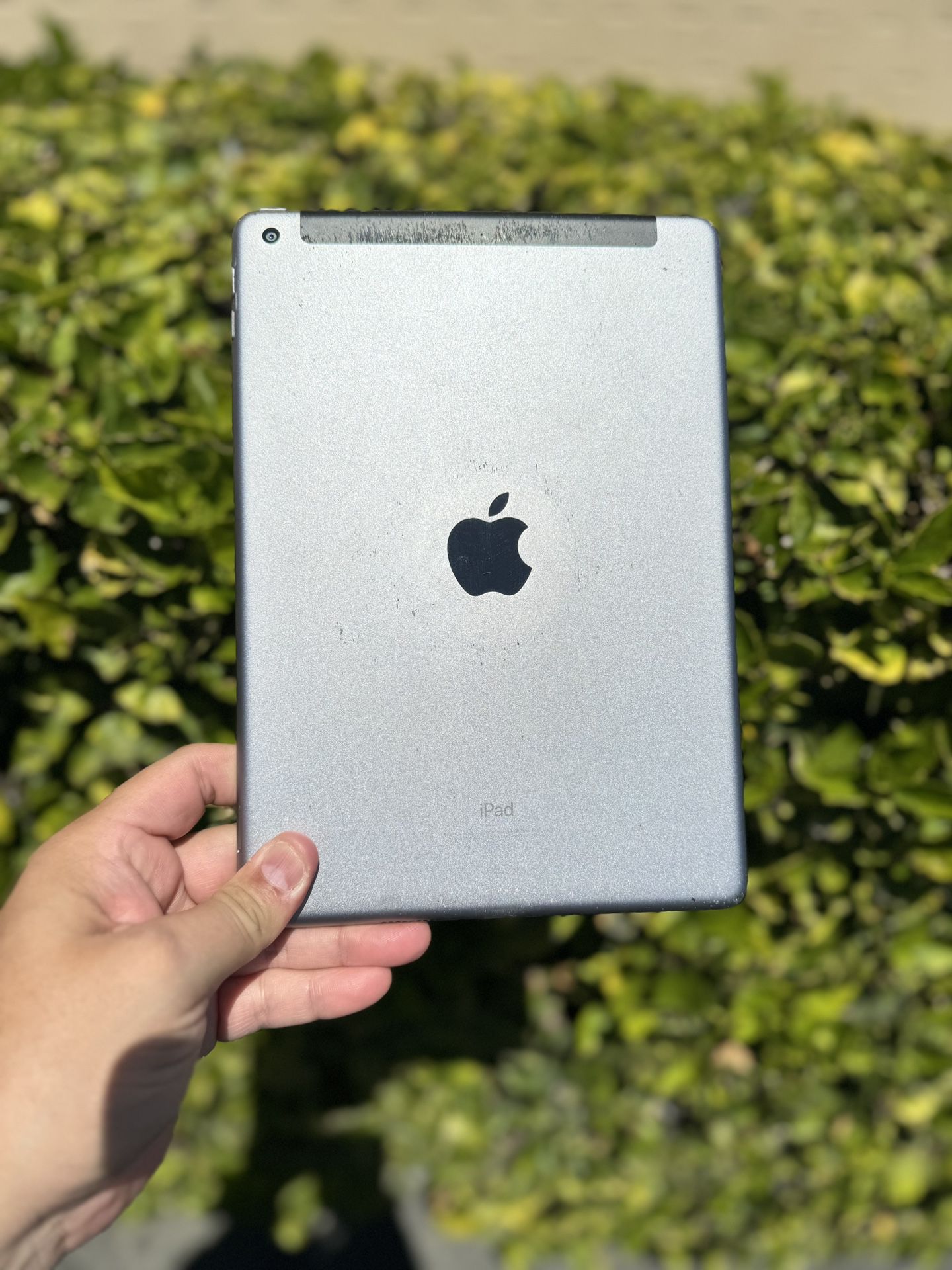 Apple IPAD 5th Gen 9.4 Inches 32GB Fair Condition WIfI-and LTE Data UNLOCKED use any carriers. Hablo espanol  
