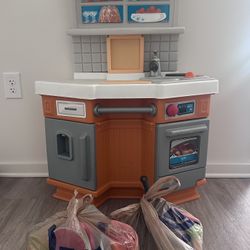 Toddler Kitchen! Battery Operated for Stove Noises.