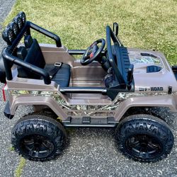 LIKE NEW! Kids 4- wheeler Toy Quad Power Wheels